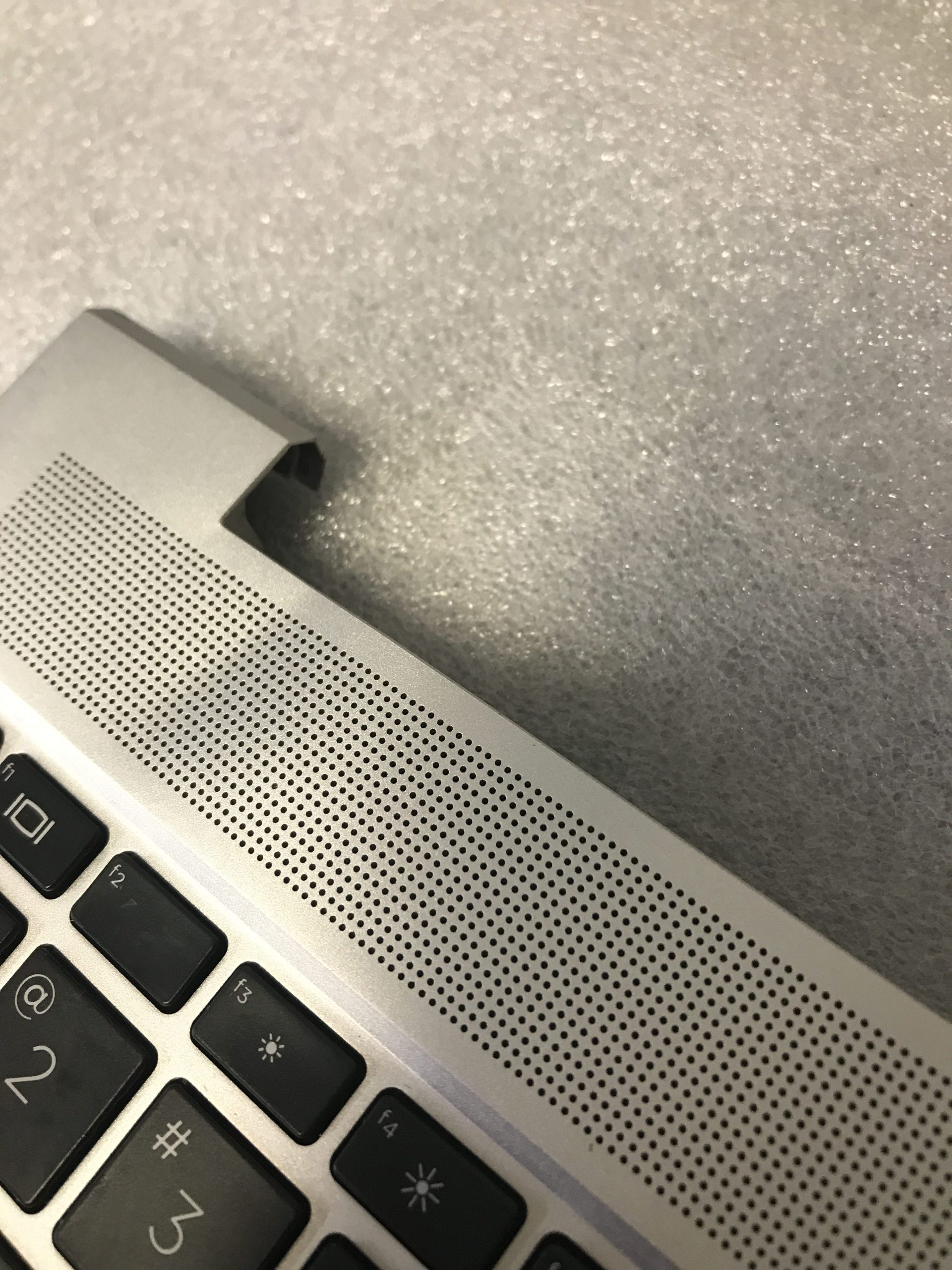 HP 450 G9 palmrest touch pad keyboard N01933-001 Dented product photo 3